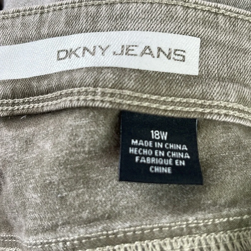 NWT DKNY - Mercer Skinny washed moss green colored jeans - size 18W